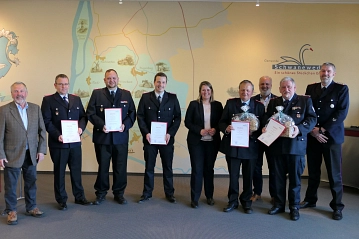 Verabschiedung und Ernennung ehrenamtlicher Führungskräfte Verabschiedung und Ernennung ehrenamtlicher Führungskräfte - Feuerwehr © Gemeinde Schwanewede